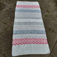 lysegrå mørkegrå og pink mønsteret gammelt svensk kludetæppe løber fra Sverige genbrug